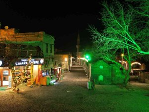 Talas’ın Tarihi Sokağı Işıl Işıl