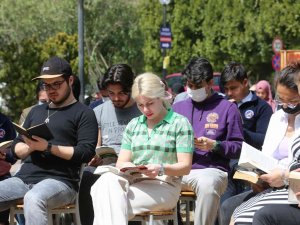 Rektör Özkan, Öğrencilerle Kitap Okuma Etkinliğinde Buluştu