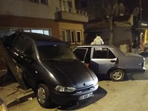 Park Halindeki Aracı Önüne Katıp, Bahçe Duvarına Çarptı