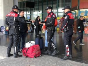 İ̇zmir Otogarı’nda Asayiş Denetimi: 3 Aranan Şüpheli Yakalandı