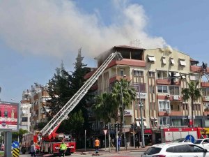 Antalya’da Mahalleyi Dumana Boğan Yangın