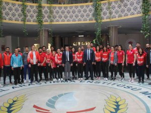 Türkiye Atletizm Federasyonu Başkanı Çınar, Milli Takım Sporcularını Ziyaret Etti
