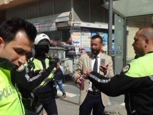 Alkollü Olduğu Şüphesiyle Durdurulan Sürücü Polise Zor Anlar Yaşattı
