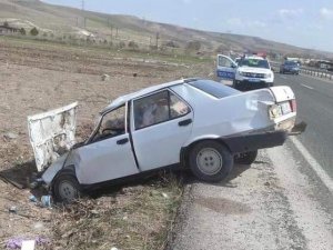 Lastiği Patlayan Otomobil Kaza Yaptı