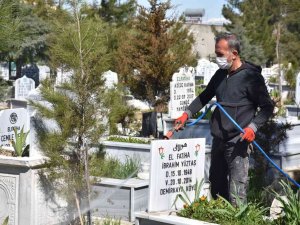Siirt’te Mezarlıklarda İlaçlama Çalışması