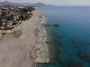 Deniz Suyu Çekildi Alanya Sahillerinde Su Altında Olan Kayalıklar Gün Yüzüne Çıktı
