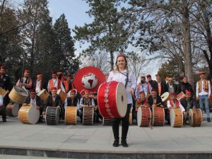 Çorum’un İlk Kadın Davulcusu Manilerle Vatandaşları Sahura Uyandıracak