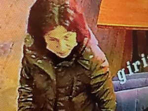 Masanın Üzerinde Unutulan Cüzdanın Çalınma Anı Kamerada