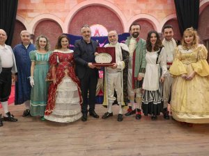 "Kiralık Budalası" Sahnelendi