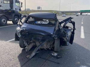 Lüks Otomobilin Çarptığı Araç Hurdaya Döndü: 2 Yaralı