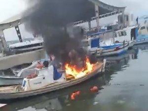 Kendisine Ait Balıkçı Teknesini Benzin Döküp Yaktı