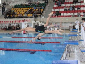 Kütahya’da Okul Sporları Küçükler Yüzme Yarışması