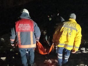 700 Metre Yükseklikteki Dağda Yürüyüş Yaparken Düşüp Ayağını Kırdı