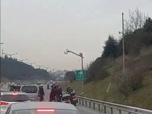İ̇ki Grup Trafik Yüzünden Kavga Etti, Ambulans İlerlemekte Güçlük Çekti