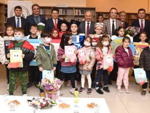 Kütüphanede Coşkulu Kutlama