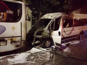 Park Halindeki Minibüste Yangın Çıktı