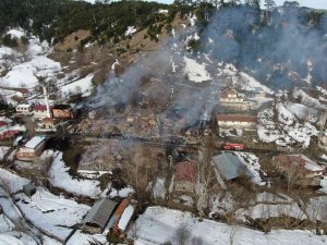 Kastamonu’da Bir Köy Alevlere Teslim Oldu: 7 Ev, 7 Ahır, 12 Hayvan, 1 Traktör Ve 1 Cami Yandı
