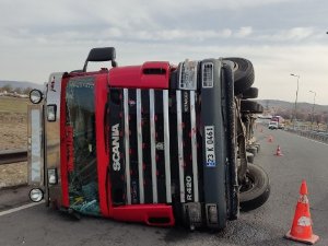 Kayseri’de Virajı Alamayan Tır Devrildi