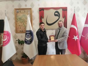 Müftü Serçe, Hafızlık Yarışması Birincisi Saad El Salih’i Plaketle Ödüllendirdi