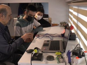 Çocuklara Robotik Kodlama Eğitimi Verip Geleceğe Hazırlıyor