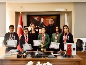 Gkv’nin Altın Kulaçlarından İki Şampiyonluk Kupası