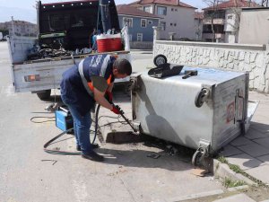 Hasarlı Konteynerler Tamir Ediliyor