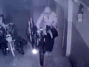 Şifreleri Deneyerek Girdikleri Binadan Bisiklet Ve Bavul Çaldılar