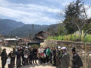 Büyükşehir Akseki’de Defne Fidanı Dağıtıp Defne Sabunu Yapımını Anlattı