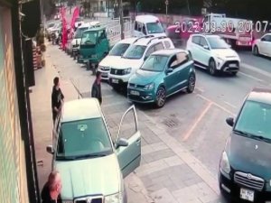 Çekmeköy’de Otomobil İle Kamyonet Kafa Kafaya Çarpıştı: 3 Yaralı