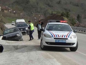 Direksiyon Hakimiyetini Kaybeden Sürücü Kanal Köprüsüne Çarptı