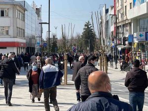 Düzce’de Sıcak Havayı Fırsat Bilen Vatandaşlar, Caddelerde Yoğunluk Oluşturdu