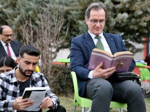 Akademisyenler Ve Öğrenciler Kitap Okuma Etkinliğinde Buluştu
