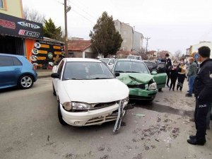 Otomobil İle Kamyonet Çarpıştı: 3 Yaralı