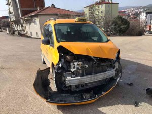 Bilecik’te Ticari Taksi İle Otomobil Çarpıştı 1 Kişi Yaralandı