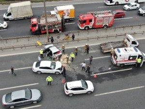 Ümraniye’de Kontrolden Çıkan Otomobil 3 Araca Çarptı: 2 Yaralı
