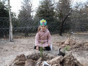 Pursaklar’da Minik Eller Doğayla Fidanlar Toprakla Buluştu