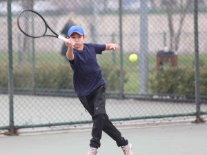 Tenis Heyecanı Hüdavendigar Kortlarında Yaşanıyor