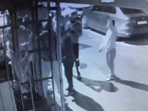 Sokak Ortasında Gencin Dövülerek Öldürüldüğü Anlar Kamerada