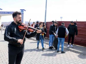 Keman Resitali Eşliğinde Bahar Temizliği