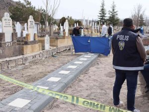 Kayıp İhbarı Verilmişti, Mezarlıkta İntihar Etti