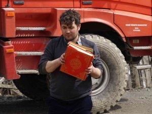 Canını Hiçe Saydı, Yanan Camideki Kuran-ı Kerimleri Kurtardı