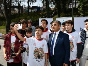 Protokol Ve Öğrenciler Şehir Parkında Kitap Okudu