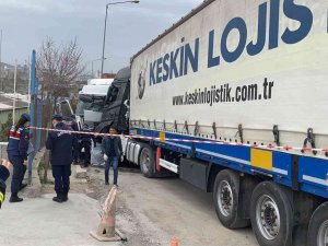 Tırının Farını Tamir Etmek İsterken Canından Oldu