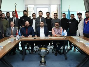 Başiskele Belediyespor Şampiyonluk Kupasını Başkan Özlü’ye Getirdi