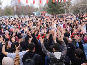 ‘Bahar Geliyor’ Konserlerinde Üniversite Öğrencileri Doyasıya Eğlendi