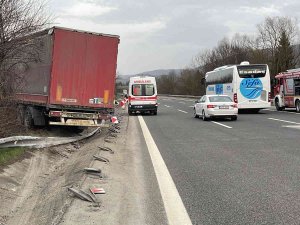 Tem Otoyolunda Tır Refüje Çıktı: 1 Yaralı