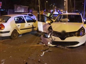 Kırmızı Işık İhlali Kazaya Neden Oldu: 2 Yaralı