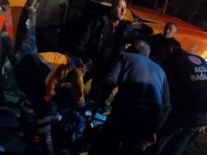 Tem’de Feci Kaza, Otomobille Çarpışan Minibüs Metrelerce Sürüklendi: 7 Yaralı