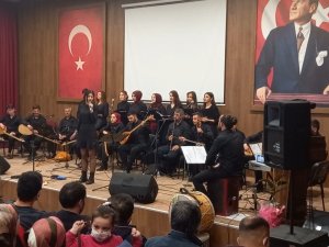 Gediz’de Kursiyerlerden Türk Halk Müziği Konseri