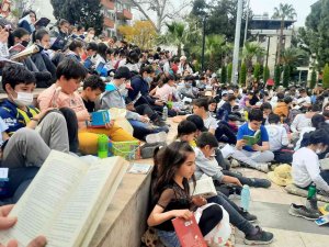 Osmaniye’de 450 Öğrenci Meydanda Kitap Okudu